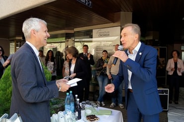 Bürgermeister Rolf Kieser bei seinem Grußwort und der Spendenübergabe an Geschäftsführer Matthias Rose anlässlich der Wieder-Eröffnung am 24.09.2016