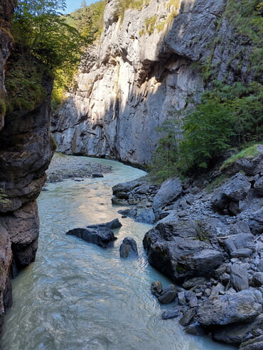 Eine Schlucht beim Kurhaus Grimmialp im Berner Oberland